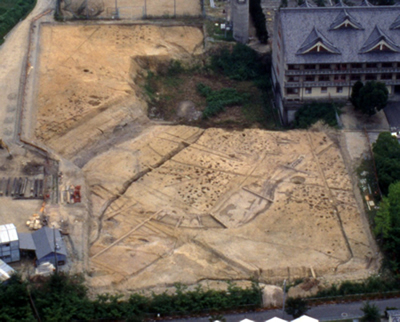 布留遺跡杣之内(樋ノ下・ドウドウ)地区の大型掘立柱建物群と『日本書紀』履中天皇条の「石上溝(いそのかみのうなで)」と推定される大溝(5～6世紀)