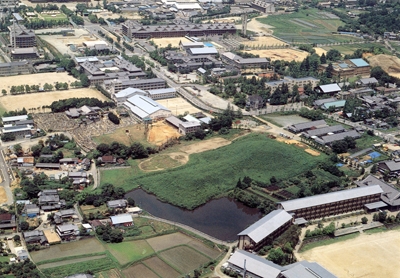 日本最大の前方後方墳，西山古墳と石舞台式の横穴式石室をもつ塚穴山古墳